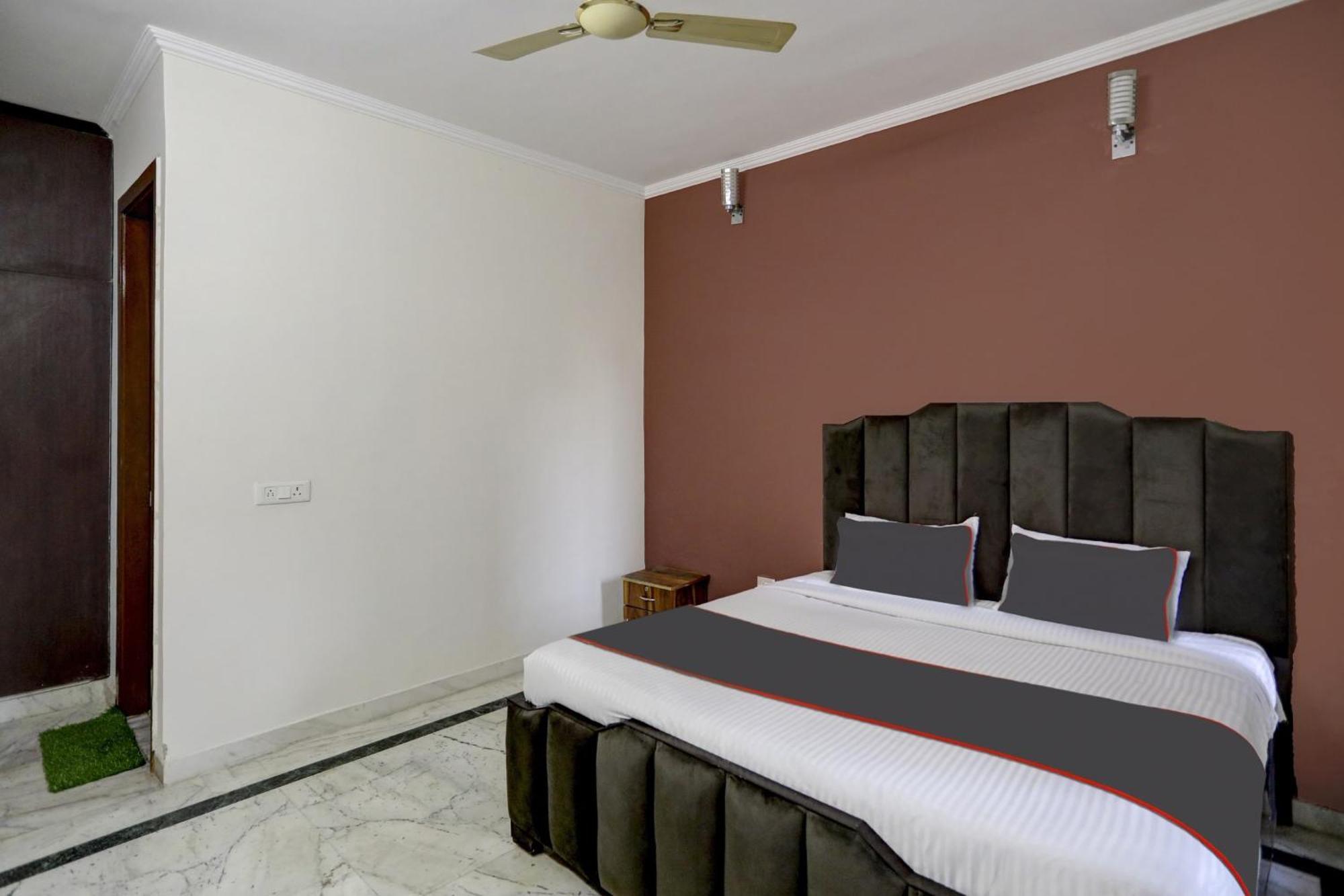 Super Capital O Uk House Residency Hotel Gurgaon Buitenkant foto