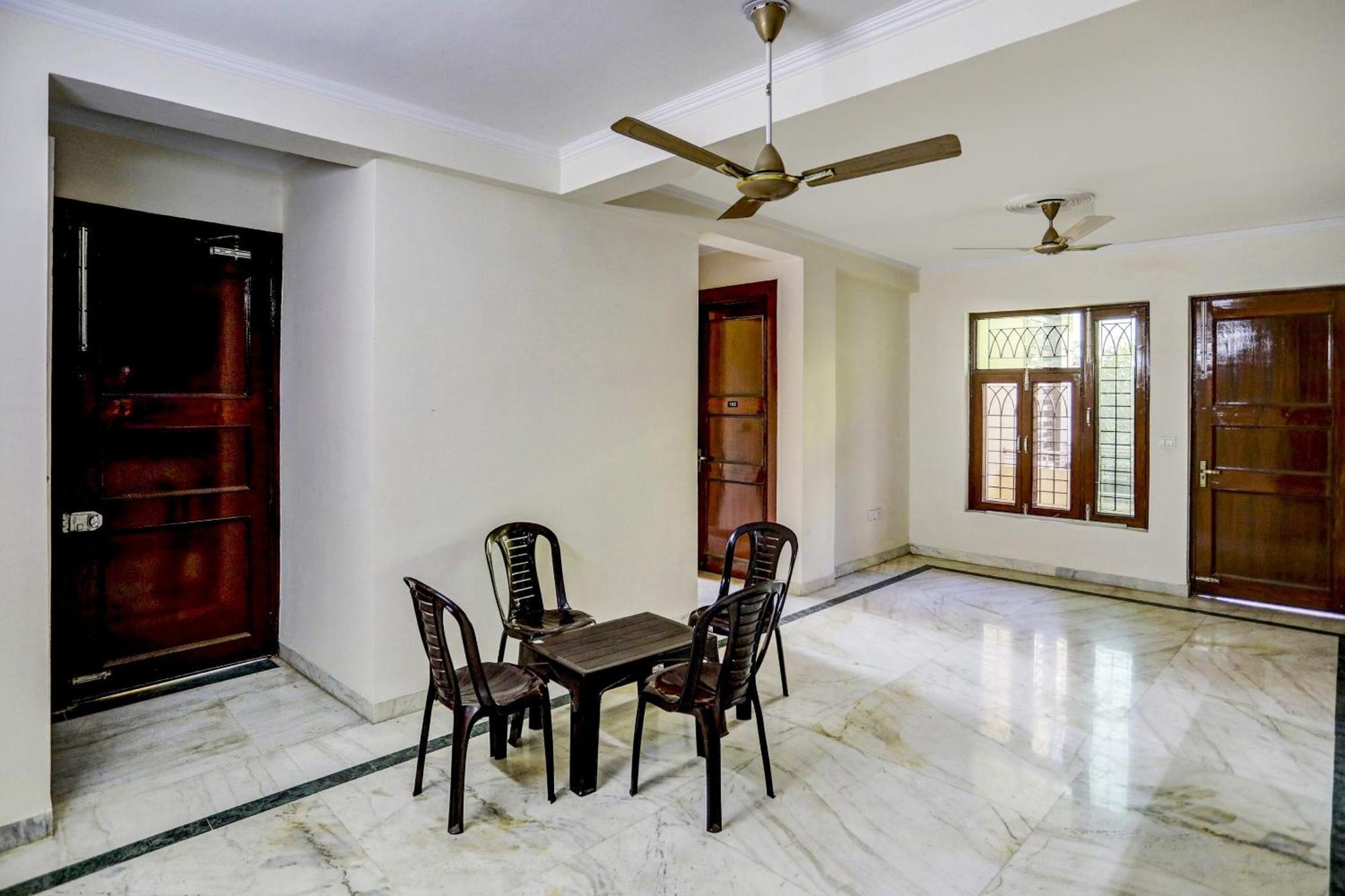 Super Capital O Uk House Residency Hotel Gurgaon Buitenkant foto