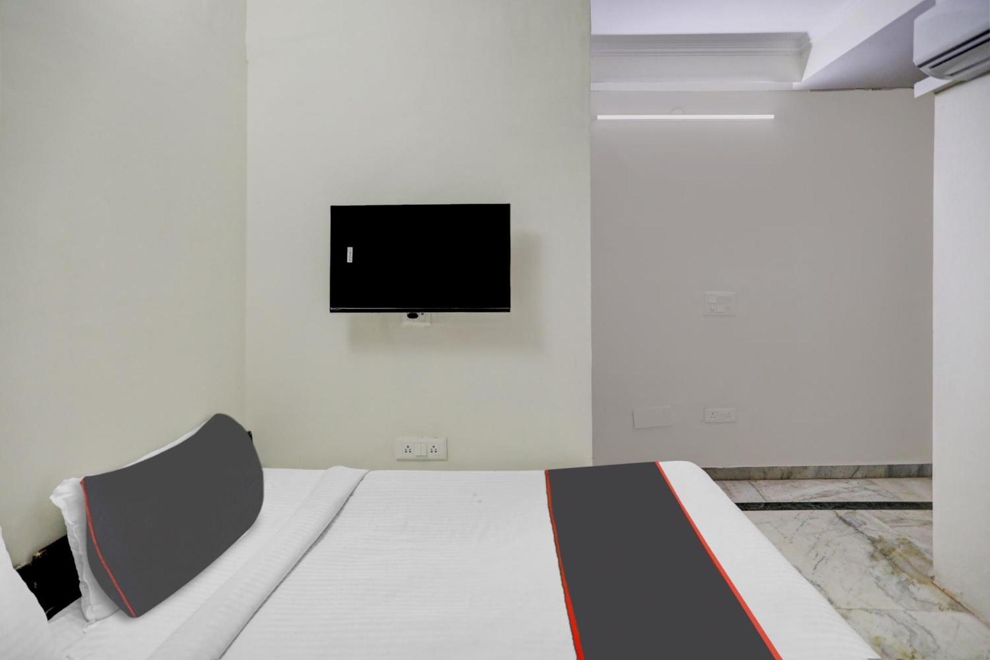 Super Capital O Uk House Residency Hotel Gurgaon Buitenkant foto